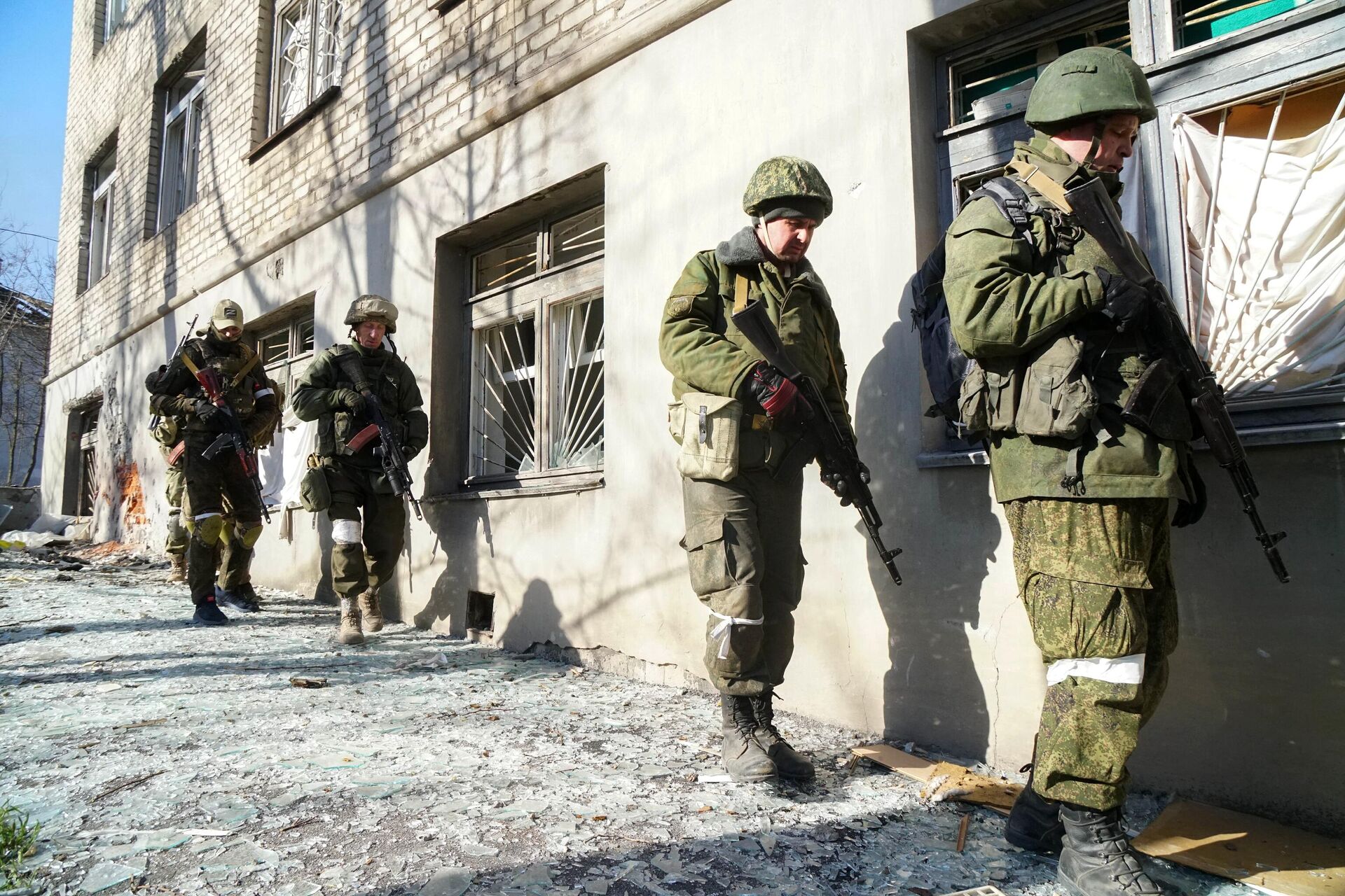 Военнослужащие ДНР проводят зачистку Левобережного района Мариуполя - РИА Новости, 1920, 01.04.2022