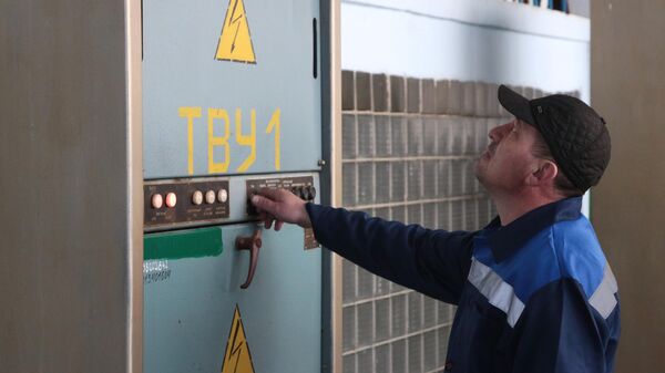 Сотрудник налаживает оборудование на первой насосной станции (НС-1) Северо-Крымского канала для подъема и перекачки воды в селе Победное Джанкойского района в Крыму