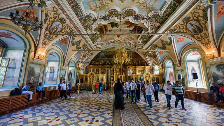 Интерьер церкви преподобного Сергия с Трапезной палатой 