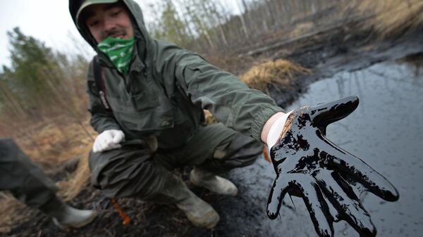 Сотрудник Greenpeace на месте разлива нефти