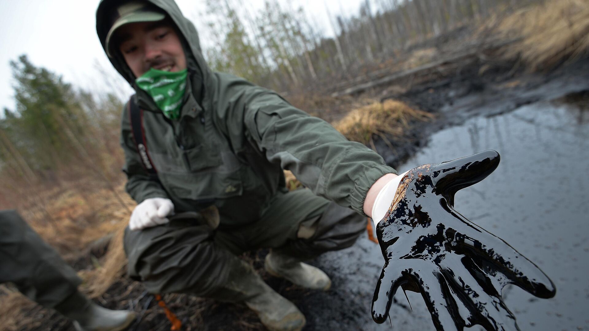 Сотрудник Greenpeace на месте разлива нефти - РИА Новости, 1920, 04.04.2022