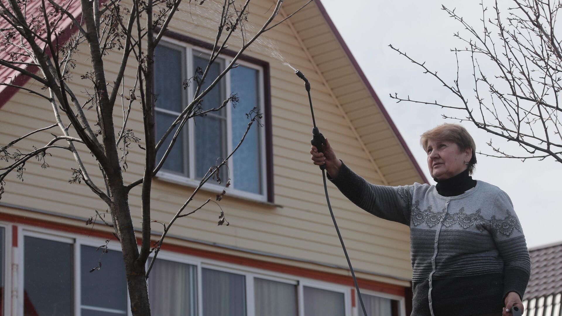 Женщина на даче - РИА Новости, 1920, 05.07.2025
