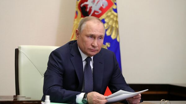 Президент России Владимир Путин проводит совещание в режиме видеоконференции