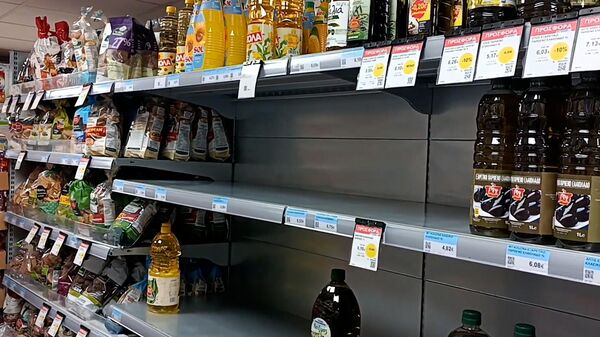 Одна бутылка масла на руки: жители Афин столкнулись с пустыми полками в супермаркетах