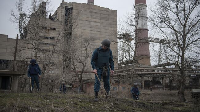 Саперы МЧС ЛНР обследуют территорию Луганской ТЭС