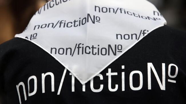 Посетитель на международной ярмарке интеллектуальной литературы Non/fiction