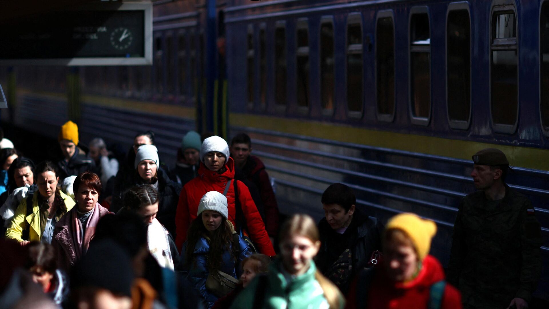 Украинские беженцы на железнодорожной станции Пшемысль-Главный в Польше - РИА Новости, 1920, 21.04.2022