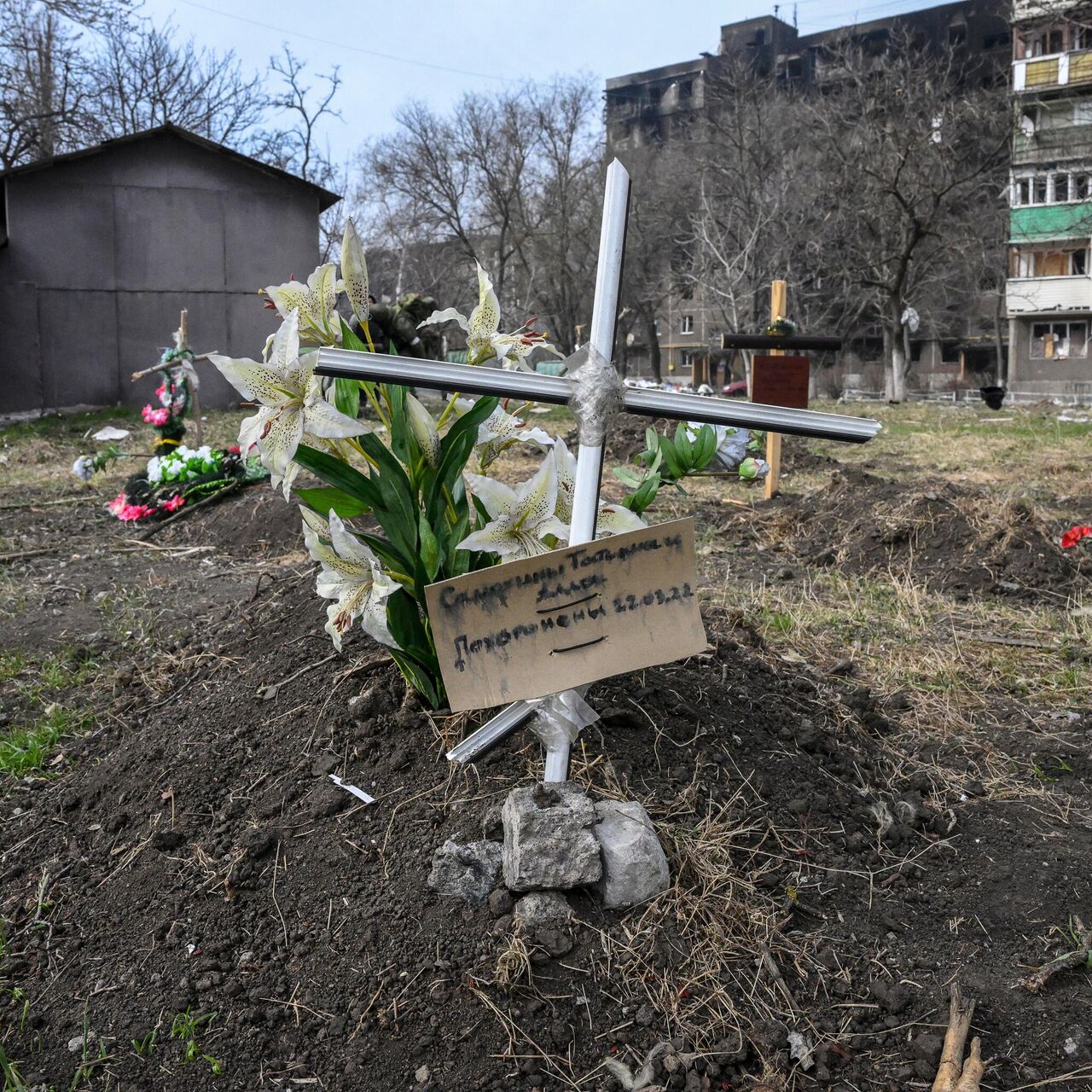 Жители Мариуполя хоронят соседей во дворах домов - РИА Новости, 07.04.2022