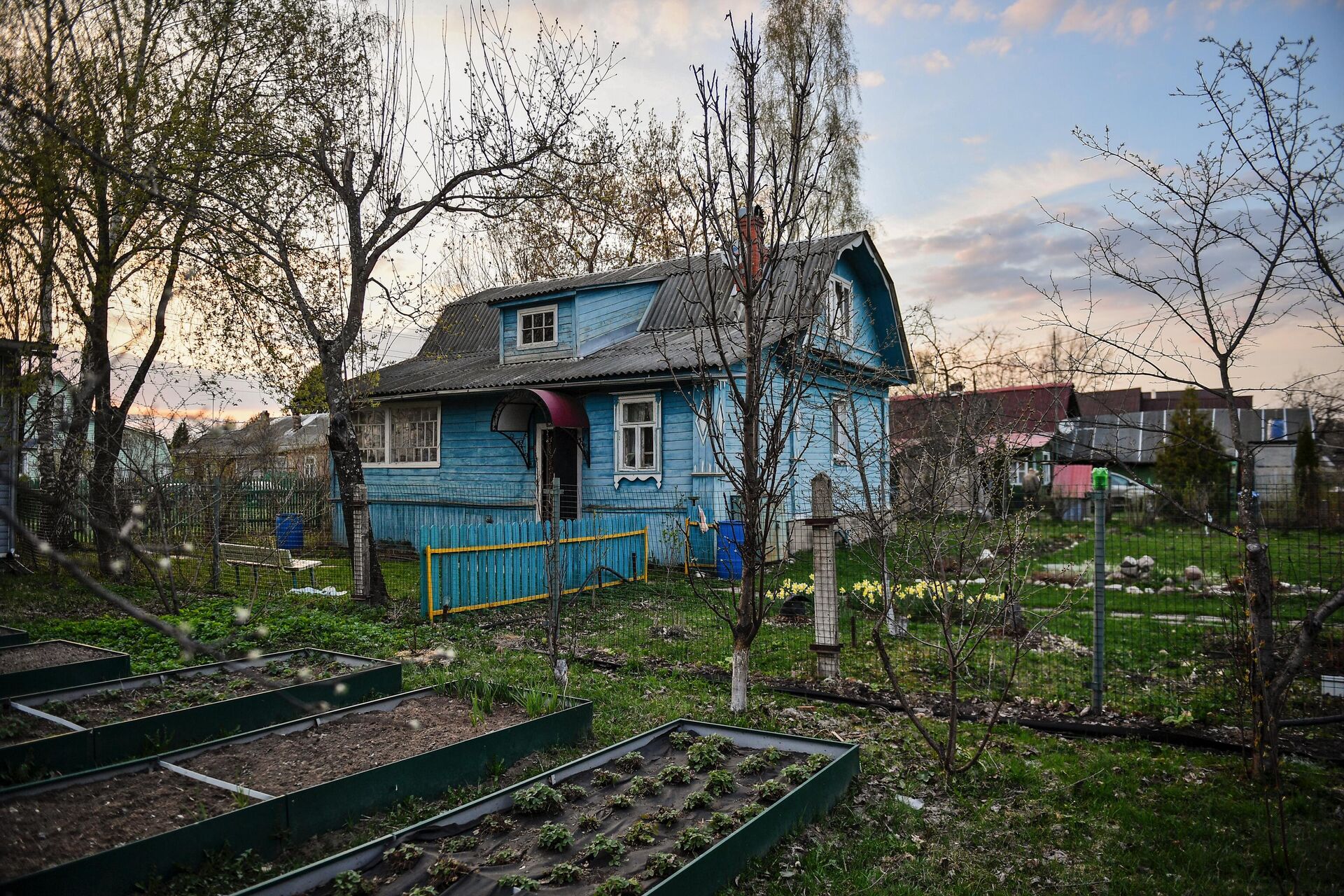 Подготовленные грядки на дачном участке в Московской области  - РИА Новости, 1920, 01.04.2022