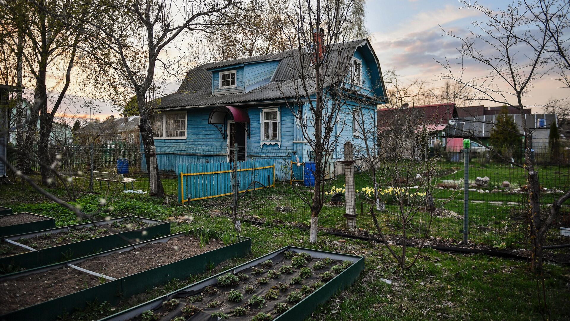 Подготовленные грядки на дачном участке в Московской области  - РИА Новости, 1920, 30.04.2023