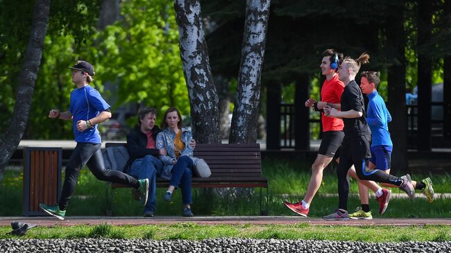 Молодые люди во время пробежки в парке