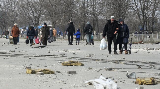 Горожане на улице в Мариуполе