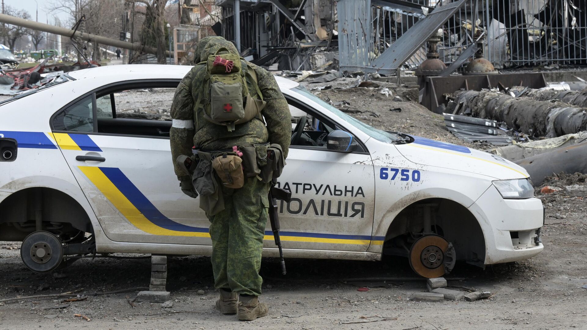 Военнослужащий Народной милиции ДНР у разобранной машины украинской полиции в Мариуполе - РИА Новости, 1920, 02.04.2022