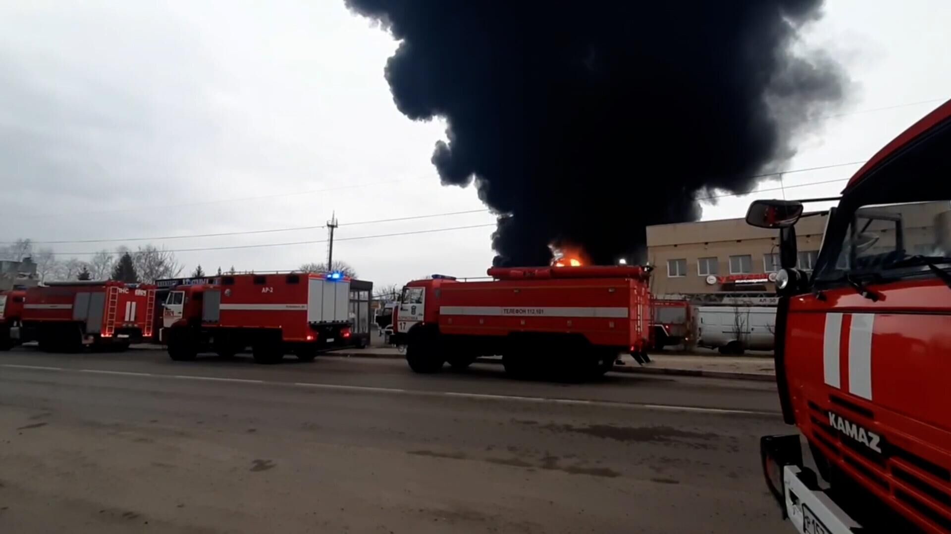 В Белгороде тушат горящие резервуары с топливом: видео МЧС - РИА Новости, 1920, 01.04.2022