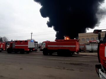 В Белгороде тушат горящие резервуары с топливом: видео МЧС