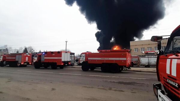 Автомобили сотрудников МЧС РФ на месте пожара на нефтебазе в Белгороде