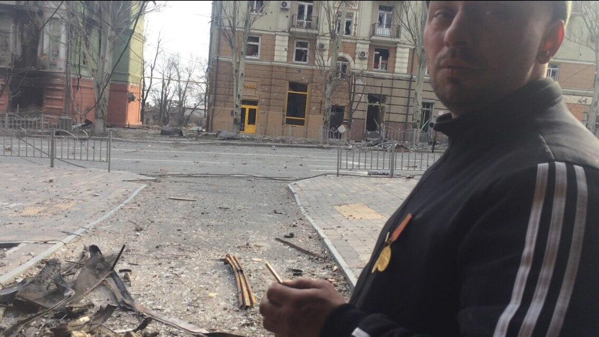 Сэм показывает улицу, где утром убили бойца ДНР - РИА Новости, 1920, 01.04.2022