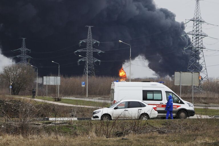 Автомобиль скорой помощи вблизи пожара на нефтебазе в Белгороде