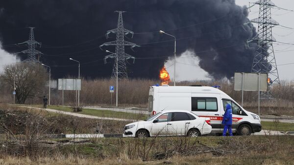 Автомобиль скорой помощи вблизи пожара на нефтебазе в Белгороде