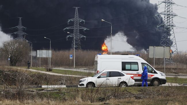 Автомобиль скорой помощи вблизи пожара на нефтебазе в Белгороде