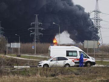 Автомобиль скорой помощи вблизи пожара на нефтебазе в Белгороде
