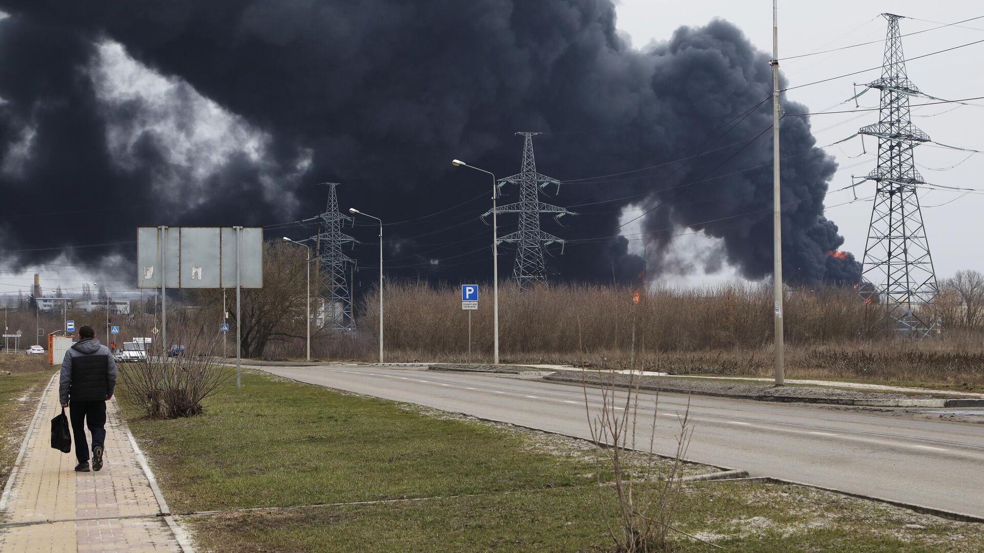 Столб дыма от пожара на нефтебазе в Белгороде - РИА Новости, 1920, 04.04.2022