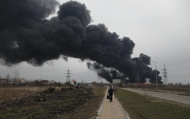 Столб дыма от пожара в Белгороде