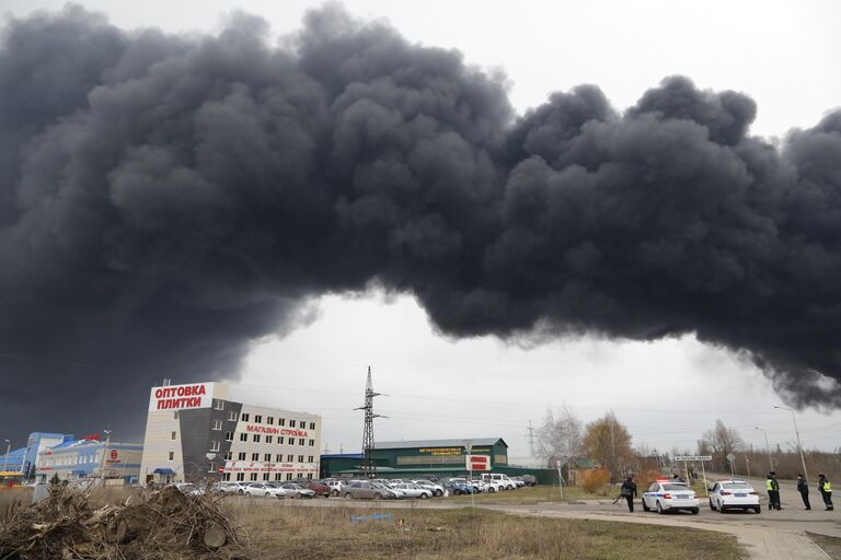 Столб дыма от пожара на нефтебазе в Белгороде