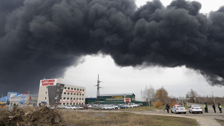 Столб дыма от пожара на нефтебазе в Белгороде