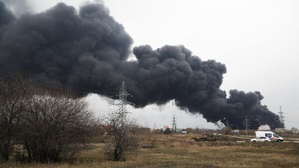 Столб дыма от пожара на нефтебазе в Белгороде