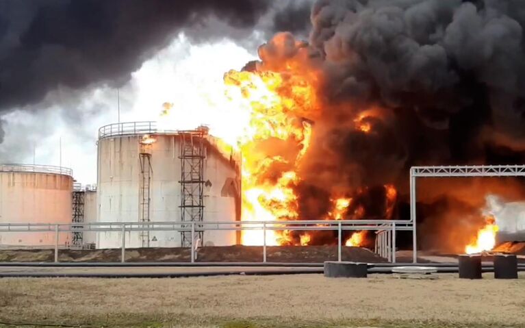 Пожар на нефтебазе в Белгороде. Кадр видео