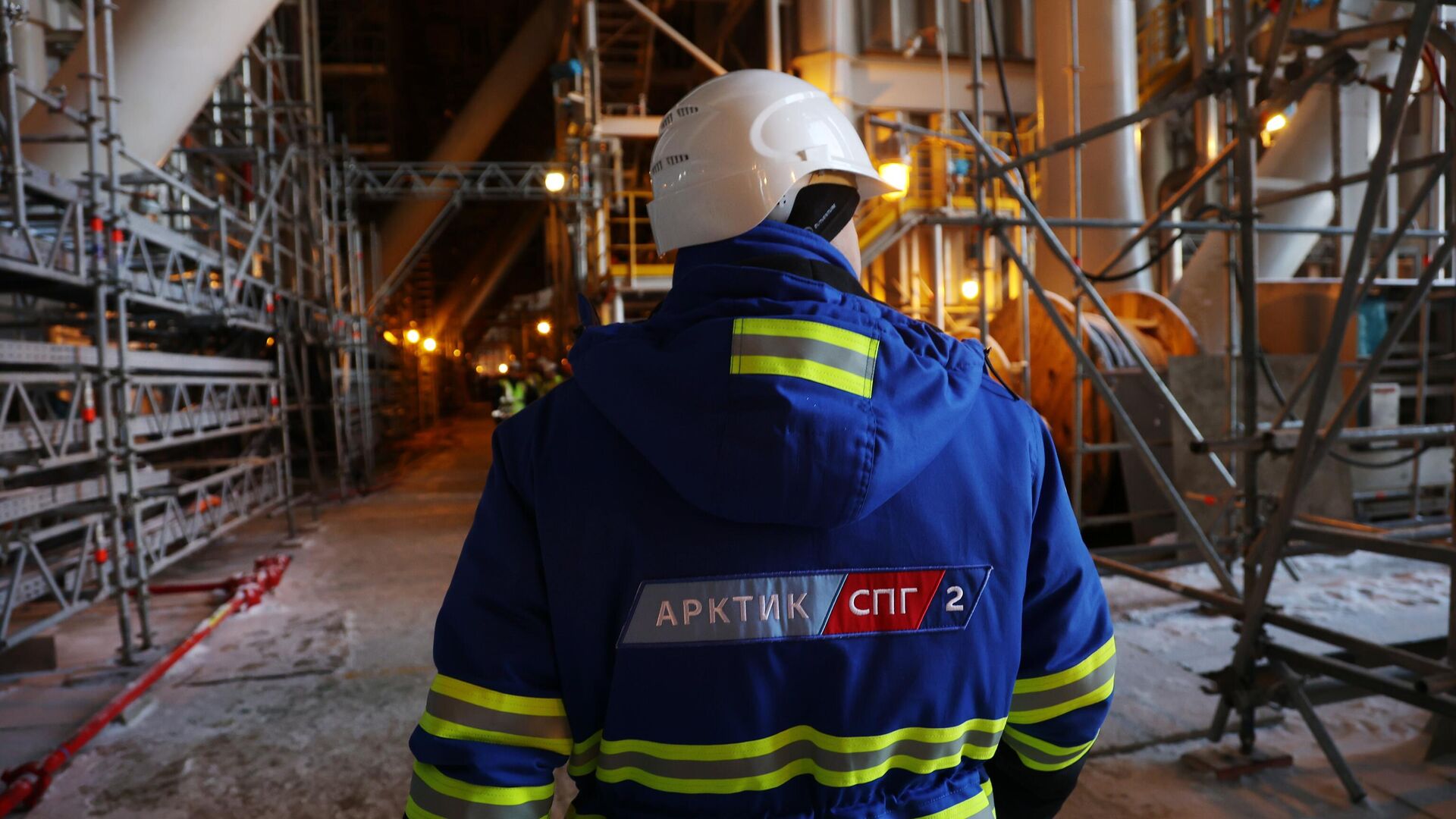 Работник на территории, где идет строительство плавучего завода для сжиженного газа в Мурманской области - РИА Новости, 1920, 22.05.2022