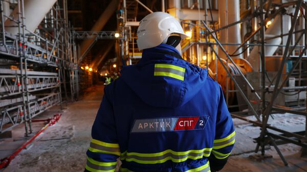 Работник на территории, где идет строительство плавучего завода для сжиженного газа в Мурманской области