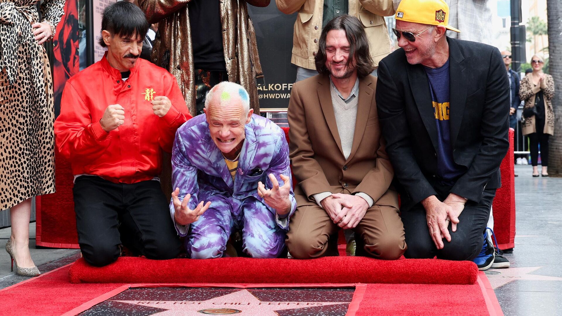 Участники группы Red Hot Chili Peppers во время церемонии открытия звезды группы на Аллее славы в Голливуде в Лос-Анджелесе - РИА Новости, 1920, 01.04.2022