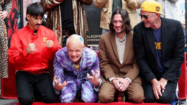 Участники группы Red Hot Chili Peppers во время церемонии открытия звезды группы на Аллее славы в Голливуде в Лос-Анджелесе