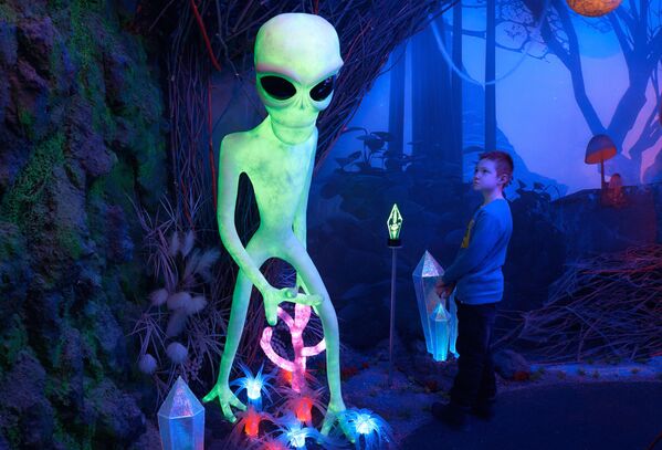 Мальчик в основной экспозиции музея инопланетной жизни Галакториум в Санкт-Петербурге