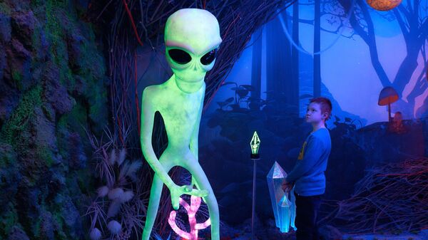 Мальчик в основной экспозиции музея инопланетной жизни Галакториум в Санкт-Петербурге