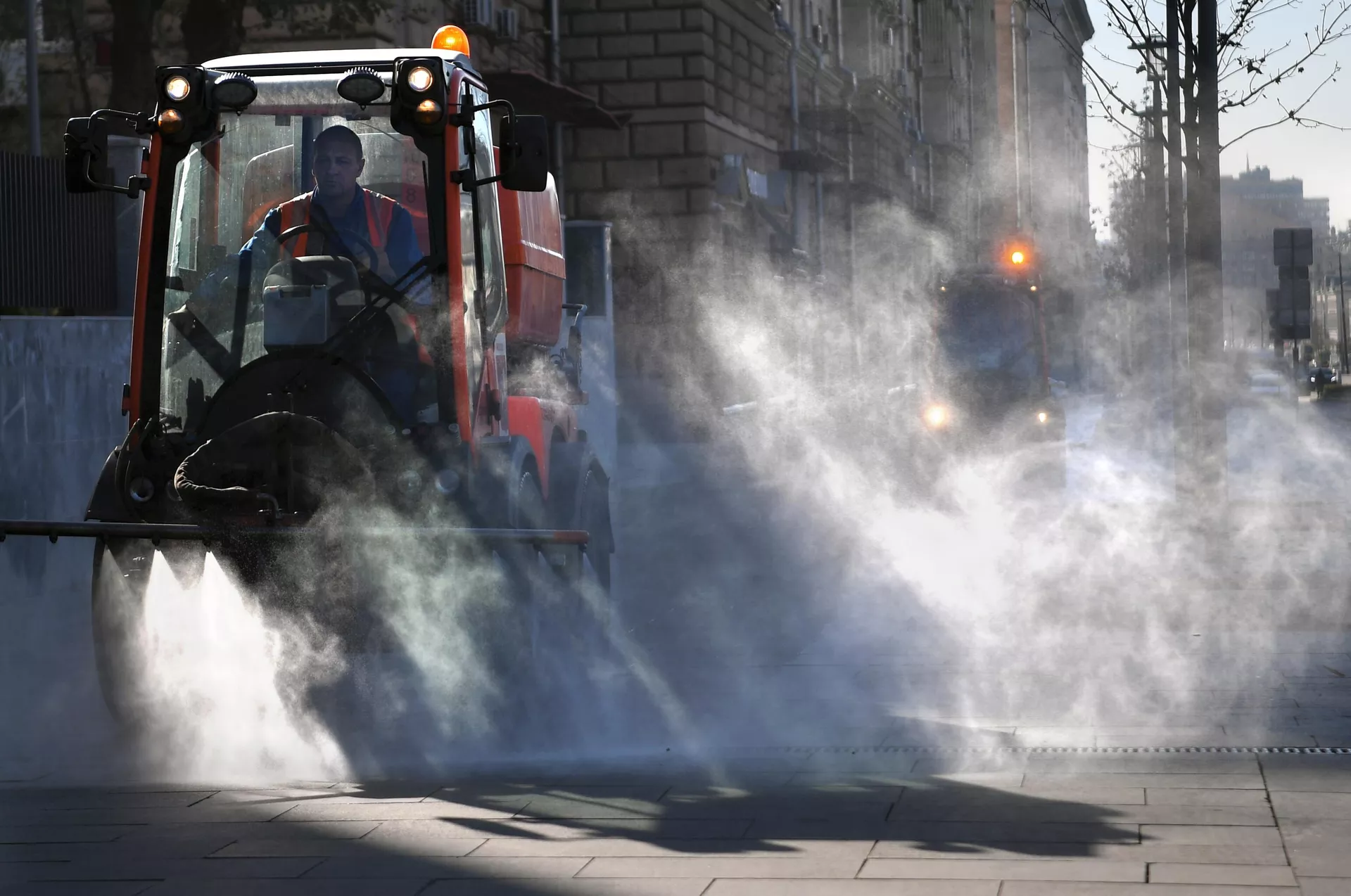 Дороги в Москве помыли специальным шампунем Дороги в Москве помыли специальным шампунем - РИА Новости, 1920, 01.04.2022