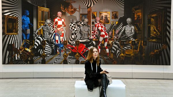 Посетительница возле одного из экспонатов на ярмарке современного искусства Art Russia Fair 2022 в выставочном центре Гостиный двор в Москве