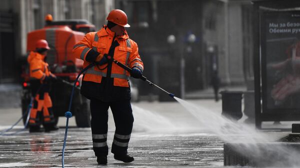 Сотрудник коммунальных служб во время уборки на Тверской улице в Москве