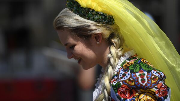 Девушка в национальном костюме на книжном фестивале в Москве