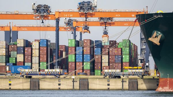 Грузовые контейнеры в порту Роттердама