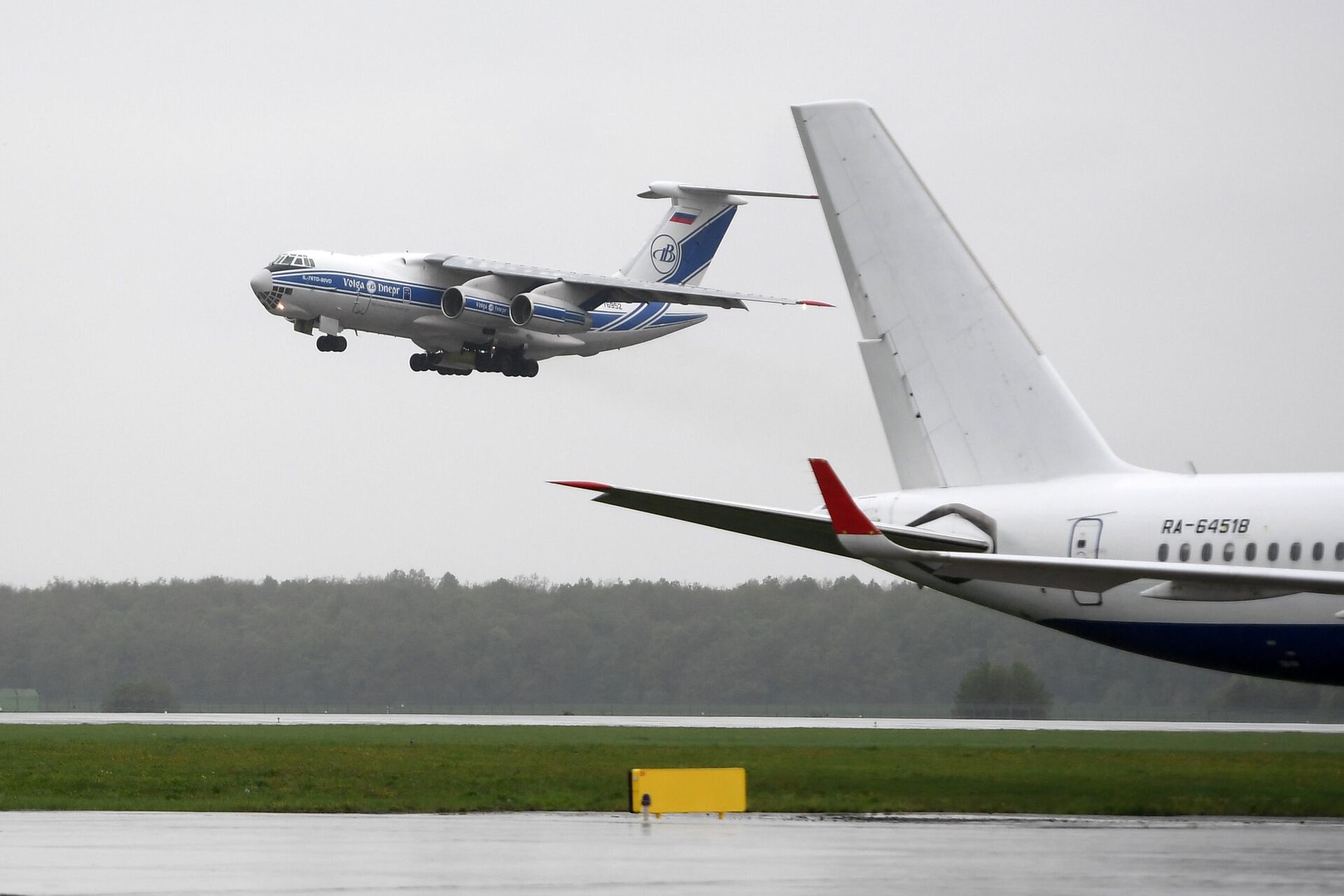 Самолет Ил-76 компании  Волга-Днепр  во время взлета в международном аэропорту Казань - РИА Новости, 1920, 01.04.2022