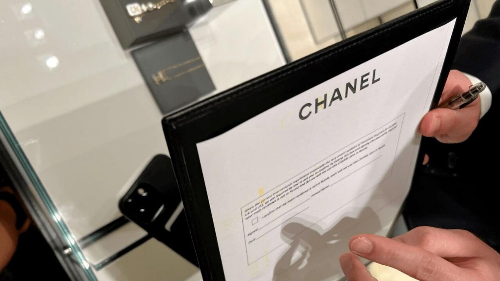 Россиянка столкнулась с дискриминацией, пытаясь купить сумку Chanel в Дубае  - РИА Новости, 03.04.2022