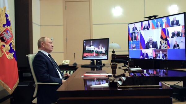 Президент Владимир Путин проводит оперативное совещание с постоянными членами Совета безопасности России