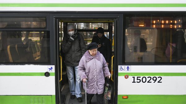 Пассажиры выходят из салона автобуса