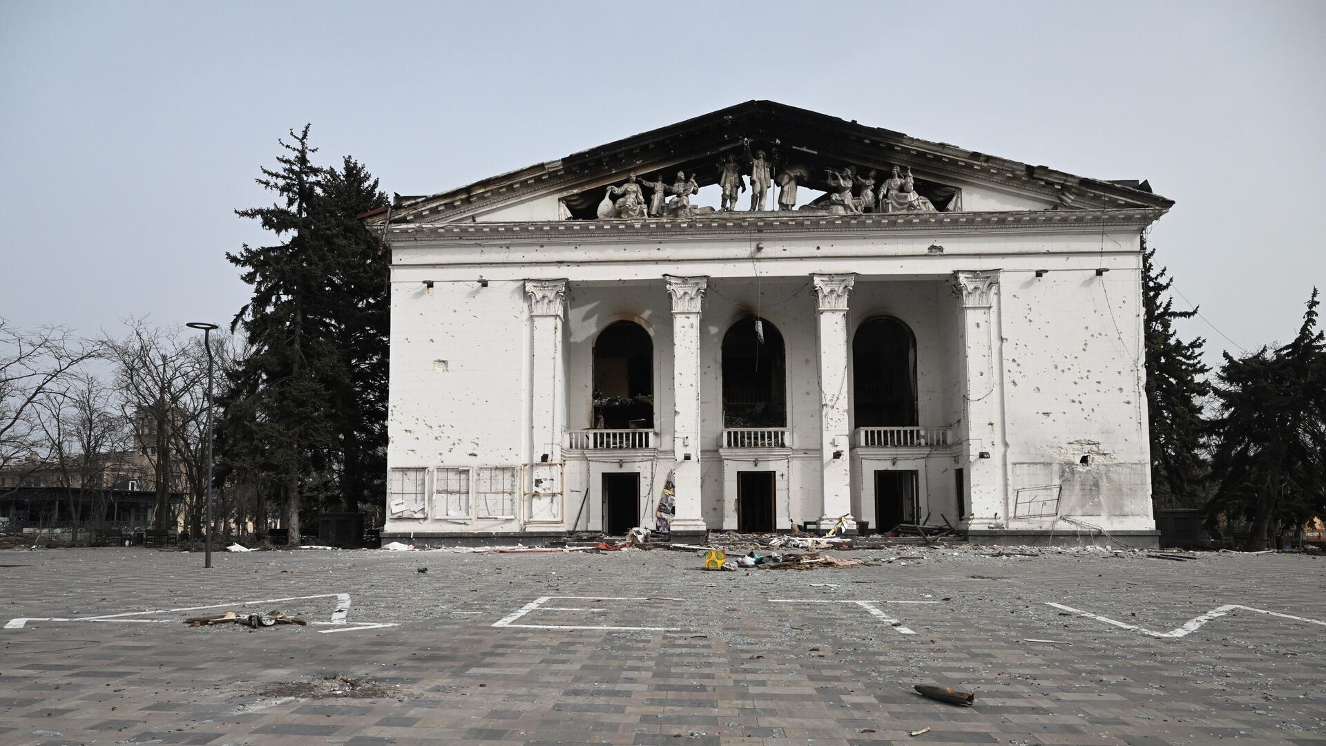 Разрушенное здание драматического театра в Мариуполе - РИА Новости, 1920, 05.05.2022