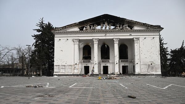 Разрушенное здание драматического театра в Мариуполе