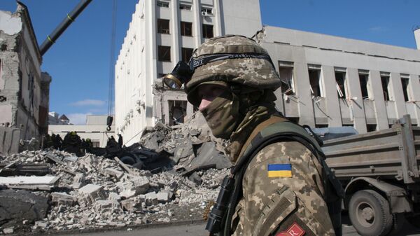 Украинский военнослужащий около здания Национальной академии государственного управления в Харькове