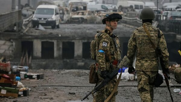 Военнослужащий Вооруженных сил Украины в городе Ирпень под Киевом